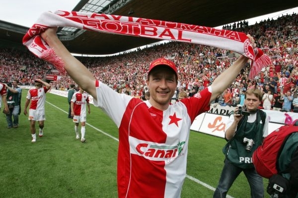 Vladimír Šmicer slaví titul, který získal v dresu Slavie.