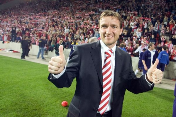 Vladimír Šmicer při otevírání nového stadionu v Edenu v roce 2008.