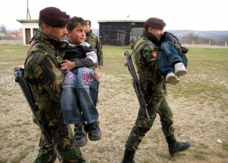 Přívětivé tváře NATO. Pomoc dětem na Balkáně.