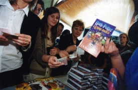 O knihy s Harrym Potterem je stále velký zájem.