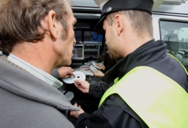 Policisté kontrolují tachograf rumunského řidiče.