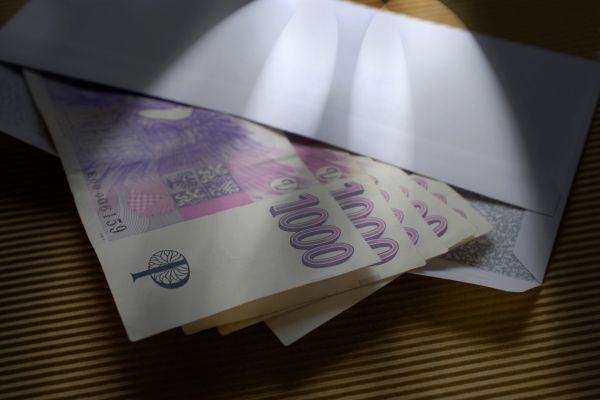 Obvinění muži údajně chtěli uplatit svědka čtyřmi miliony korun.