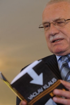 V&aacute;clav Klaus se svou novou knihou