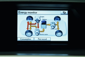 Aktuální činnost hybridního ústrojí se zobrazuje na displeji navigačního systému.