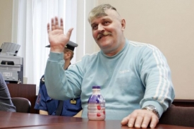 Ivan Jonák u soudu, který nakonec jeho žádost zamítl.