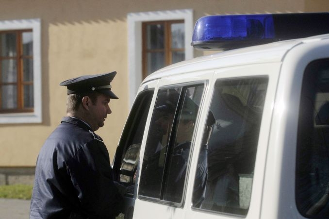 Policisté prohledávají domek v Hajanech, kde Tauchen zemřel.