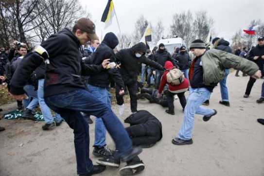 Extrémní nacionalisté bijí své odpůrce. Petrohrad, 4. 11.09.