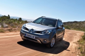 Renault Koleos stojí na upraveném podvozku Nissanu X-Trail.