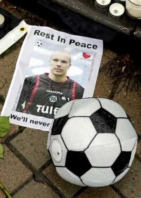 Fotbalový brankář Robert Enke si vzal život skokem pod vlak.