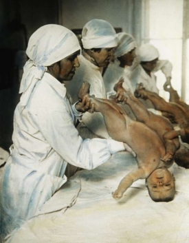 Muilujte se a množte se. Sov. sestry kontroluj&iacute; novorozence, 1930.