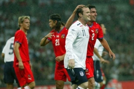 Wayne Rooney (v b&iacute;l&eacute;m dresu při z&aacute;pase Anglie - Česko).