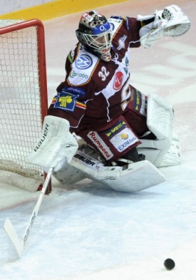 Brankář Sparty Praha Jan Chábera.