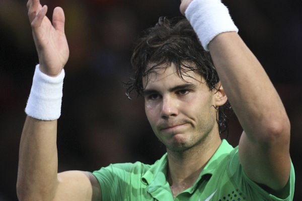 Rafael Nadal s omluvnou tváří. V Paříži právě porazil domácího Tsongu.