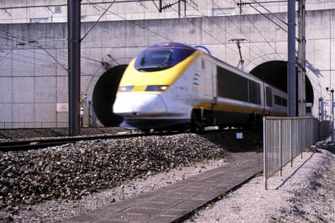 Vlak vyjíždí z tunelu na francouzské straně.