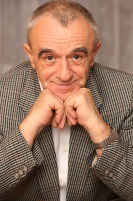 Richard Sacher v únoru 1990 rozpustil StB.