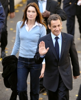 Carla Sarkozy ř&iacute;k&aacute;, že politika ji zaj&iacute;m&aacute; jen okrajově.