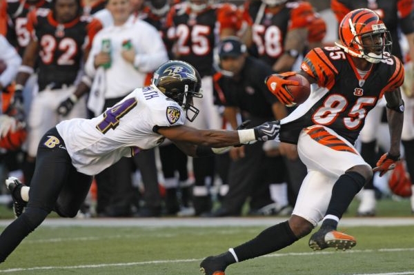 Chad Ochocinco uniká soupeřům. Chad Ochocinco uniká soupeřům.
