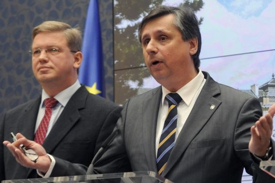 Místo jednoho ministra dostane Fischer dva. 