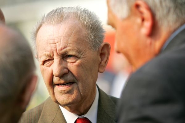 Jakeš na mítinku KSČM 1.5.2009, kde se potkal i s Miroslavem Štěpánem. Jakeš na mítinku KSČM 1.5.2009, kde se potkal i s Miroslavem Štěpánem.