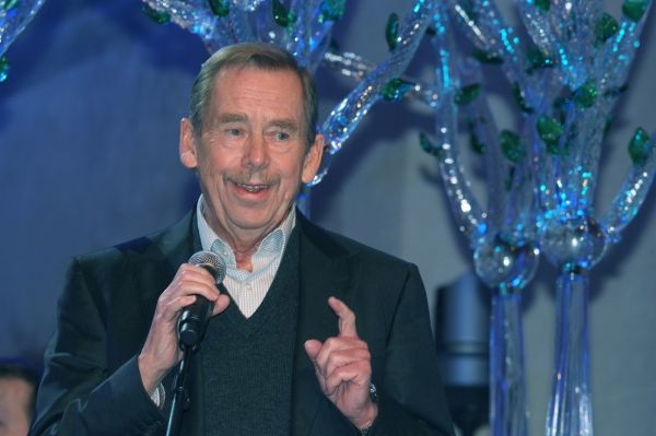 Bývalý prezident Václav Havel vítá účastníky koncertu.