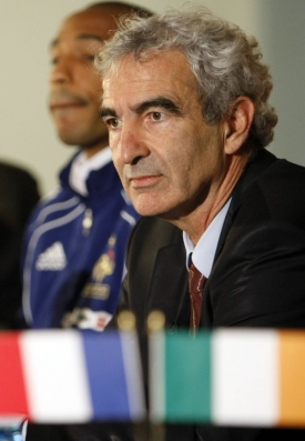 Raymond Domenech je ve Francii pod velkým tlakem.