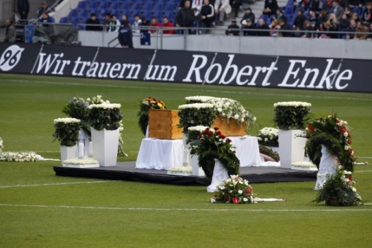 Rakev uprostřed stadionu v Hannoveru.