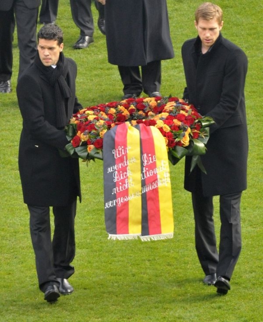 Michael Ballack a Per Mertesacker položili k rakvi věnec.