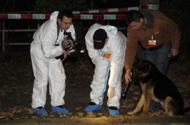 Policejní vyšetřovatelé pátrají pod okny domu v Púchovské ulici.