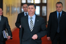Premiér Jan Fischer na úřadu vlády.