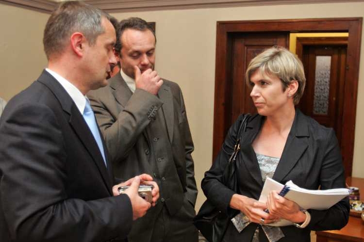 Neumannová mluví s likvidátorem Ivanem Brambaškim (uprostřed). 
