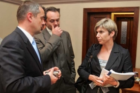 Neumannová mluví s likvidátorem Ivanem Brambaškim (uprostřed).