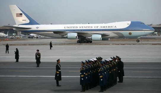 Air Force One po př&iacute;letu do Japonska (listopad 09).