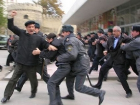 &Aacute;zerb&aacute;jdž&aacute;nsk&aacute; policie zasahuje proti opozici.