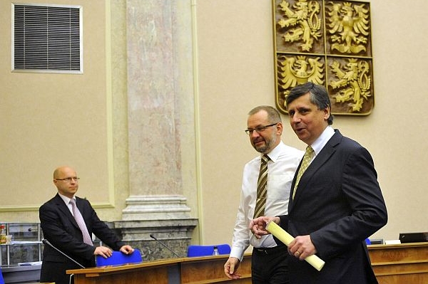 Premiér Fischer se sejde se senátory, kteří žádají zákaz komunistů.