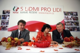 Jedn&aacute;n&iacute; o osudu komunistů se z&uacute;častn&iacute; i Koc&aacute;b a Pecina.