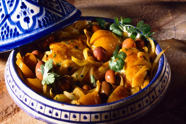Tradiční arabská specialita tajine (ilustrační foto). Tradiční arabská specialita tajine (ilustrační foto).