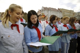 První příchozí uvítali zpěvem krojovaní pionýři.