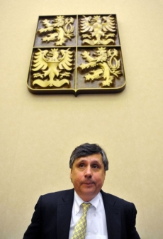 Premiér Fischer se prý za komunistickou minulost upřímně stydí.