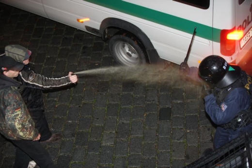 Bitka mezi extremisty a policií.