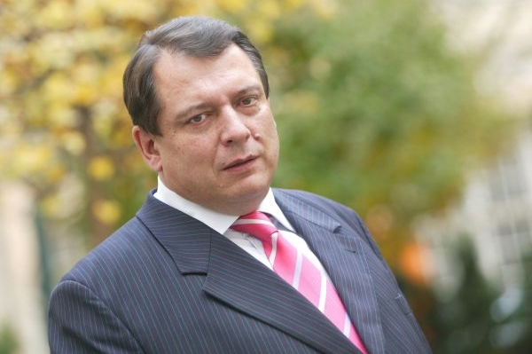 Jiří Paroubek manželku na mateřské uživí se základním platem.
