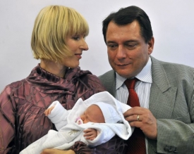 Paroubkovi s dcerou při odchodu z porodnice.