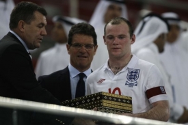 Rooney a Capello (v pozad&iacute;). M&aacute;te z tren&eacute;ra tak&eacute; strach?