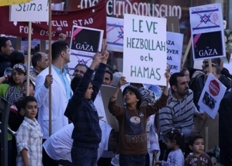 Z protiizraelsk&eacute; demonstrace, foto z Omarovy internetov&eacute; str&aacute;nky.