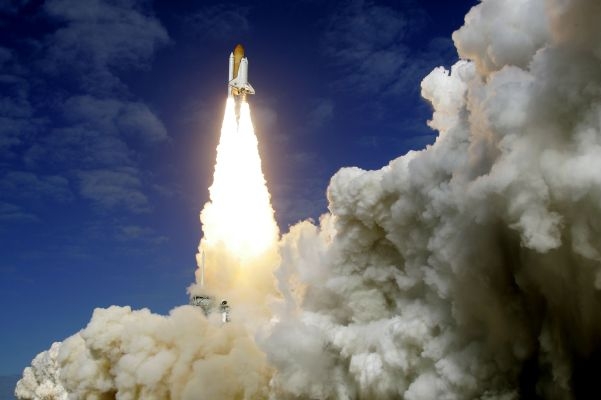 Atlantis odstartoval z Mysu Canaveral na Floridě v pondělí.