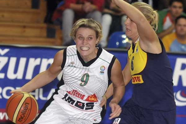 Momentka z utkání Evropské ligy basketbalistek mezi Brnem a Gdyní.