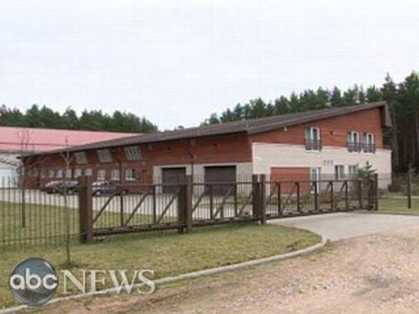 Údajná věznice - prý &quot;stavení ve stavení&quot;. ABC News, 19. listopadu.
