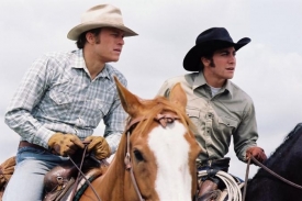 Heath Ledger a Jake Gyllenhaal ve filmu Zkrocená hora