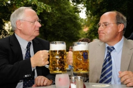 Hvězdy německé levice. Lafontaine (vlevo) a Gysi.