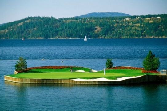 Coeur d`Alene v americkém státě Idaho a plovoucí green čtrnácté jamky.