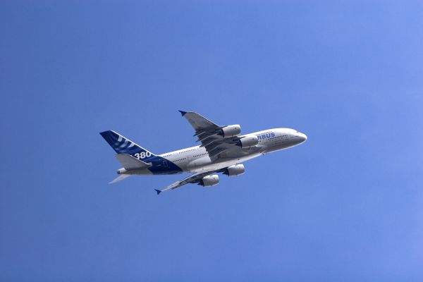 Airbus 380 letěl poprvé komerčně přes Atlantik.